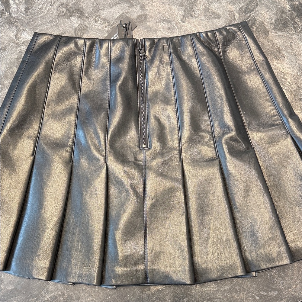 Alice + Olivia Shiny Black Pleated Mini Skirt Vegan Leather - Picture 2 of 3